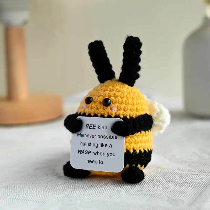Lustige gehäkelte Haipuppe mit positiver Energiekarte – handgemachtes Geschenk & Raumdekoration